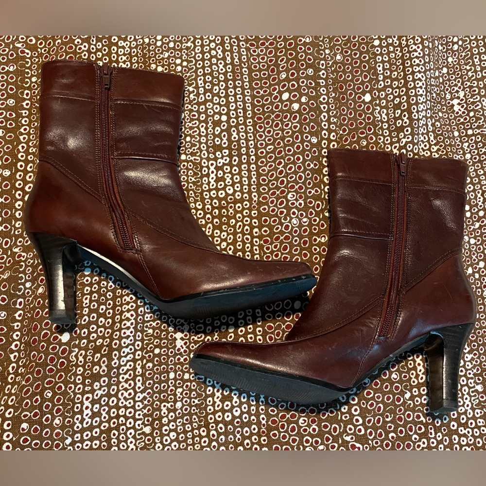 Roberto vianni  comfort maroon heeled booties. Zipper sides EUC